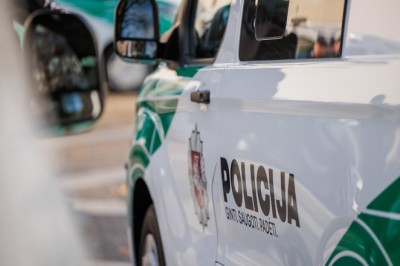 16 kartų teistai moteriai už akmenų mėtymą į policijos automobilį – laisvės atėmimas