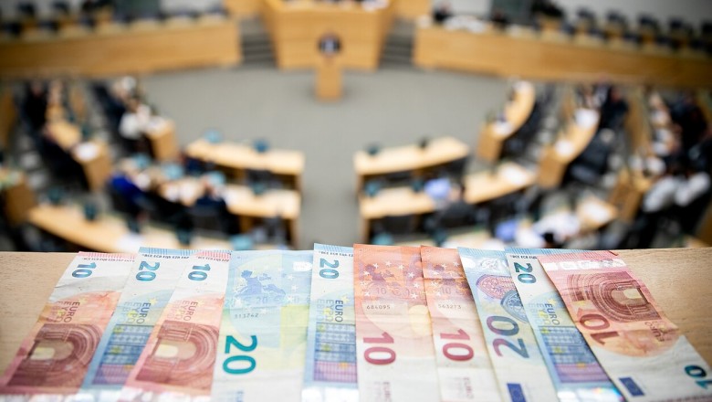 Ant Seimo stalo – svarbiausias metų dokumentas: kaip keisis atlyginimai, pensijos