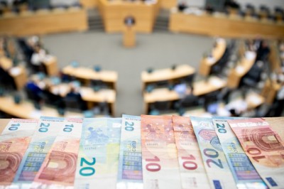 Ant Seimo stalo – svarbiausias metų dokumentas: kaip keisis atlyginimai, pensijos