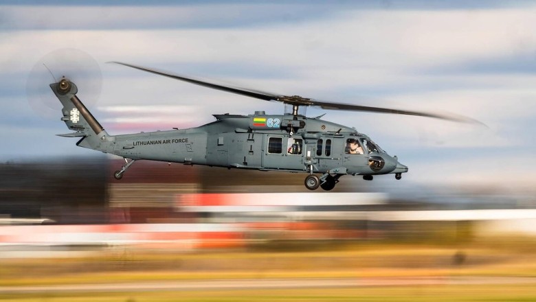 Kariuomenė atliko pirmąjį bandomąjį sraigtasparnių „Black Hawk“ skrydį