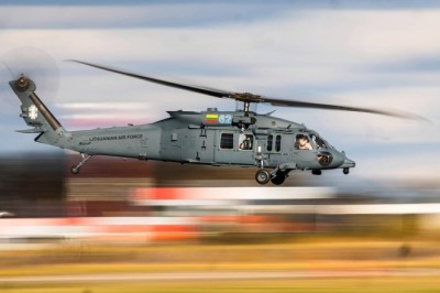 Kariuomenė atliko pirmąjį bandomąjį sraigtasparnių „Black Hawk“ skrydį