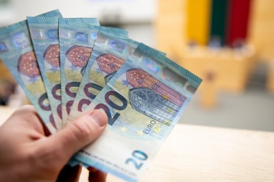 Parlamentas ėmėsi svarstyti pareiginės algos bazinio dydžio kėlimą iki 1798 eurų