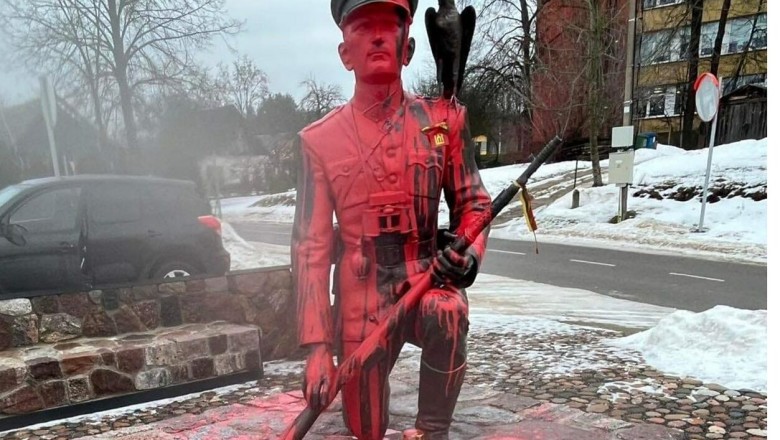 Ramanausko-Vanago paminklo išniekinimo byloje pradėta kaltinamųjų apklausa