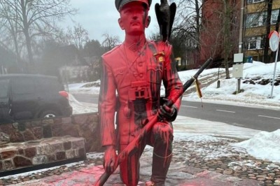 Ramanausko-Vanago paminklo išniekinimo byloje pradėta kaltinamųjų apklausa