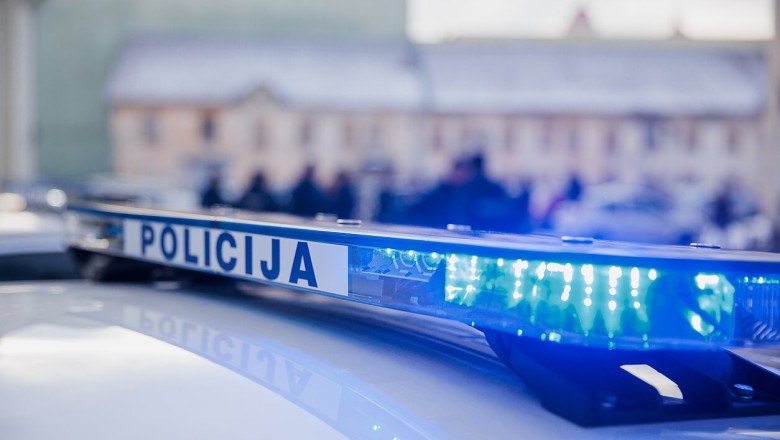 Sostinėje kvaišalų platinimu įtariamas vyras sužalojo policijos pareigūną