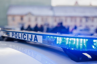 Sostinėje kvaišalų platinimu įtariamas vyras sužalojo policijos pareigūną