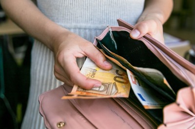 Vyriausybė ketina didinti atlyginimus, bet mokytojai ir pareigūnai sako esantys apgauti